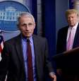 Anthony Fauci é observado pelo presidente dos EUA, Donald Trump, durante briefing à imprensa na Casa Branca
10/04/2020 REUTERS/Yuri Gripas  Foto: Reuters