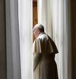 Papa Francisco olha pela janela no Palácio Apostólico no Vaticano
13/04/2020 Vatican Media/­Divulgação via REUTERS    Foto: Reuters