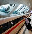 Passageira espera por trem de alta velocidade em estação no aeroporto de Frankfurt
13/04/2020
REUTERS/Ralph Orlowski  Foto: Reuters