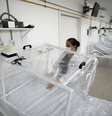 Profissional de saúde prepara leito em hospital provisório em Manaus (AM) durante pandemia de coronavírus 
13/04/2020
REUTERS/Bruno Kelly  Foto: Reuters