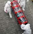 Doente é transportado por agente de saúde em Seul  Foto: DW / Deutsche Welle