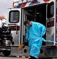 Com equipamentos protetores, paramédicos transportam paciente com suspeita de coronavírus em Shawnee, Oklahoma (EUA) 
02/04/2020
REUTERS/Nick Oxford  Foto: Reuters