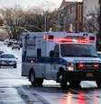 Ambulância chega na área de emergência de centro médico no Brooklyn, em Nova York
13/04/2020 REUTERS/Andrew Kelly  Foto: Reuters