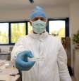 Médico exibe teste sorológico  Foto: ANSA / Ansa