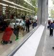 Espanhóis aguardam em fila para entrar em supermercado de Madri
14/04/2020
REUTERS/Sergio Perez  Foto: Reuters