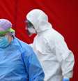 Profissionais de saúde durante epidemia de coronavírus na Alemanha
15/04/2020 REUTERS/Matthias Rietschel  Foto: Reuters