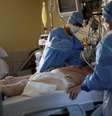 Profissionais tratam paciente com coronavírus em hospital Paris, França 
15/04/2020
REUTERS/Benoit Tessier  Foto: Reuters