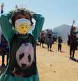 Menina com máscara de proteção em acampamento de refugiados em Idlib, na Síria
14/04/2020
REUTERS/Khalil Ashawi  Foto: Reuters