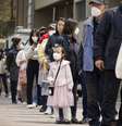 Pessoas com máscara para evitar disseminação do coronavírus em fila para votar em eleição na Coreia do Sul
15/04/2020
REUTERS/Kim Hong-Ji  Foto: Reuters