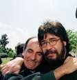 Escritor chileno Luis Sepúlveda (à direita) abraça compatriota durante inauguração de estátua de Salvador Allende em Oviedo, Espanha, em 1999
25/05/1999
REUTERS  Foto: Reuters