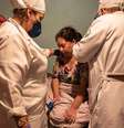 Confinada desde o último domingo, a doméstica Edilândia é amparada pelo médico Luiz Barbosa e enfermeira   Foto: DW / Deutsche Welle