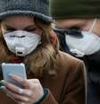 Com máscara de proteção contra coronavírus, mulher utiliza celular em Kiev, Ucrânia 
17/03/2020
REUTERS/Valentyn Ogirenko  Foto: Reuters