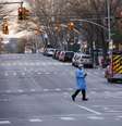 Profissional de saúde atravessa rua vazia no Brooklyn
16/04/2020
REUTERS/Caitlin Ochs  Foto: Reuters