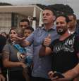 Bolsonaro conversa com simpatizantes e compra sorvete na Praça dos Três Poderes, em frente ao Palácio do Planalto, em Brasília, na tarde de sábado, 18 de abril  Foto: GABRIELA BILó / ESTADÃO CONTEÚDO