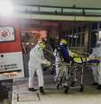 Socorristas atendem paciente na chegada a hospital de Fortaleza  Foto: MATEUS DANTAS / ZIMEL PRESS/ESTADÃO CONTEÚDO