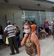 Mulher usa máscara enquanto outras pessoas aguardam em fila de banco no Rio de Janeiro
15/04/2020 REUTERS/Ricardo Moraes  Foto: Reuters