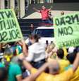 Bolsonaro participa de manifestação no domingo que pedia fim do isolamento e fechamento do Congresso e do STF
19/04/2020
REUTERS/Ueslei Marcelino  Foto: Reuters
