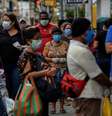 Fila fora da farmácia em Guayaquil, Equador  15/4/2020 REUTERS/Santiago Arcos  Foto: Reuters