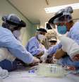 Profissionais de saúde cuidam de paciente em UTI de hospital em Porto Alegre (RS) durante pandemia de coronavírus 
17/04/2020
REUTERS/Diego Vara  Foto: Reuters
