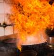 Panela com óleo quente demais pode fazer chama de até 2 metros de altura caso entre em contato com água  Foto: Getty Images / BBC News Brasil