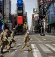 Soldados da Guarda Nacional caminham na Times Square, em Nova York
20/04/2020
REUTERS/Andrew Kelly  Foto: Reuters