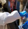 Enfermeira colhe amostra para teste de detecção de coronavírus em Massachusetts
21/04/2020 REUTERS/Brian Snyder  Foto: Reuters