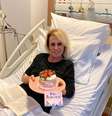 Ana Maria Braga recebe presente ao 'comemorar' aniversário em hospital; Apresentadora fez sua 4ª quimioterapia e imunoterapia em câncer no pulmão  Foto: Instagram, Ana Maria Braga / PurePeople