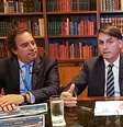 Presidente Jair Bolsonaro durante transmissão ao vivo em sua página do Facebook  Foto: Facebook/Reprodução / Estadão Conteúdo