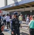 Guardar municipais monitoram cumprimento do afastamento social como medida preventiva ao coronavírus  Foto: Reuters