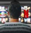 Globo e Netflix ampliam visibilidade por informar e entreter milhões de brasileiros sob quarentena  Foto: Fotomontagem/Blog Sala de TV