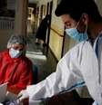 Profissional de saúde durante teste de sangue para detectar Covid-19 em asilo em Pozuelo de Alarcón, na Espanha
23/04/2020 REUTERS/Juan Medina  Foto: Reuters
