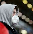 Torcedor com másara de proteção em partida entre Liverpool e Atlético de Madri
11/03/2020
Action Images via Reuters/Carl Recine/  Foto: Reuters