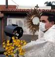 Padre Lucas Gobbo, em evento neste domingo (19), no qual passou em procissão pelas ruas de sua paróquia  Foto: Paróquia de São Geraldo/ Divulgação. / BBC News Brasil