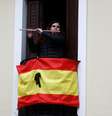 Mulher toca flauta em varanda durante pandemia de coronavírus em Ronda, na Espanha
26/04/2020 REUTERS/Jon Nazca  Foto: Reuters