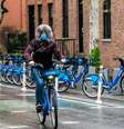 Mulher com máscara de proteção anda de bicicleta em Nova York
26/04/2020 REUTERS/Jeenah Moon  Foto: Reuters