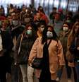 Usuários do transporte público usam máscaras de proteção em Paris
27/04/2020 REUTERS/Gonzalo Fuentes  Foto: Reuters