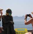 Mulher posa para foto de máscara em praia do Rio de Janeiro
23/04/2020
REUTERS/Sergio Moraes  Foto: Reuters