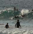 Surfistas em Bondi Beach, na Austrália, após reabertura do local pelas autoridades
28/04/2020
REUTERS/Loren Elliott  Foto: Reuters