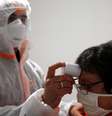 Médico com trajes de proteção mede temperatura em Gouzeaucourt, na França
28/04/2020 REUTERS/Pascal Rossignol  Foto: Reuters