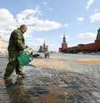 Trabalhador lava chão na Praça Vermelha, em Moscou
28/04/2020
Kirill Zykov/Agência de Notícias Moscou/Divulgação via REUTERS  Foto: Reuters