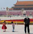 Pessoas usando máscaras de proteção caminham na Praça da Paz Celestial em Pequim
29/04/2020 China Daily via REUTERS   Foto: Reuters