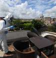 Agente de limpeza sanitiza terraço de hotel em Roma
29/04/2020
REUTERS/Alberto Lingria  Foto: Reuters