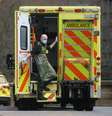 Paramédico entra em ambulância no exterior do hospital St Thomas em Londres
01/04/2020
REUTERS/Hannah McKay  Foto: Reuters