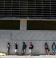 Pessoas aguardam na fila para tentar receber ajuda emergencial do governo federal aos mais vulneráveis, em meio ao surto de doença por coronavírus no Rio de Janeiro
14/04/2020
REUTERS / Lucas Landau  Foto: Reuters
