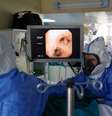 Profissionais de saúde com roupa de proteção tratam paciente com Covid-19 em hospital de Moscou
28/04/2020
REUTERS/Maxim Shemetov   Foto: Reuters