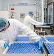 Técnicos de laboratório carregam frascos cheios de remdesivir experimental em uma instalação da Gilead Sciences em La Verne  Foto: Reuters