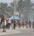 Movimento de ciclistas e pessoas fazendo caminhada na orla da praia da Barra da Tijuca, zona oeste do Rio de Janeiro, na manhã desta sexta-feira, 1º de maio de 2020.  Foto: Wilton Junior / Estadão Conteúdo