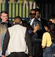 Presidente Jair Bolsonaro cumprimenta apoiadores no Palácio da Alvorada, em Brasília  Foto: Reuters