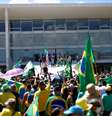 Bolsonaro acena a apoiadores durante manifestação na frente do Palácio do Planato
 3/4/2020 REUTERS/Ueslei Marcelino  Foto: Reuters