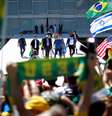 Presidente Jair Bolsonaro apoia manifestantes no Palácio da Alvorada neste domingo, 03  Foto: Ueslei Marcelino / Reuters